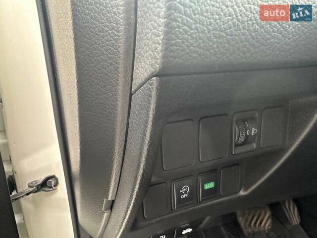 Белый Ниссан Кашкай, объемом двигателя 1.6 л и пробегом 117 тыс. км за 19500 $, фото 2 на Automoto.ua