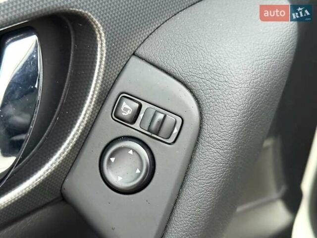 Білий Ніссан Кашкай, об'ємом двигуна 1.6 л та пробігом 102 тис. км за 19900 $, фото 18 на Automoto.ua