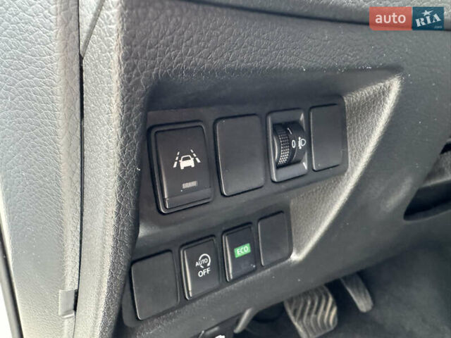 Белый Ниссан Кашкай, объемом двигателя 1.6 л и пробегом 47 тыс. км за 19999 $, фото 19 на Automoto.ua