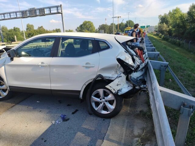 Белый Ниссан Кашкай, объемом двигателя 2 л и пробегом 47 тыс. км за 9000 $, фото 4 на Automoto.ua