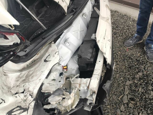 Белый Ниссан Кашкай, объемом двигателя 2 л и пробегом 47 тыс. км за 9000 $, фото 14 на Automoto.ua