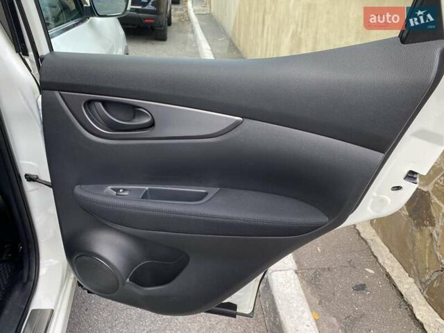 Ниссан Кашкай 2020 в Харькове на Automoto.ua Белый Ниссан Кашкай, объемом двигателя 1.6 л и пробегом 37 тыс. км за 19499 $, фото 31 на Automoto.ua