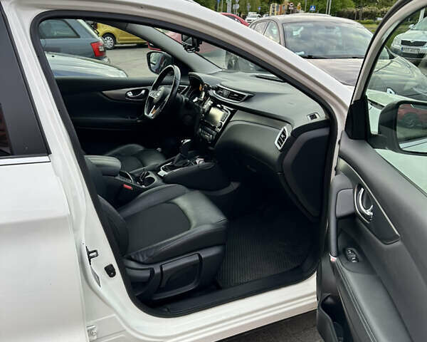 Белый Ниссан Кашкай, объемом двигателя 1.6 л и пробегом 102 тыс. км за 18000 $, фото 4 на Automoto.ua