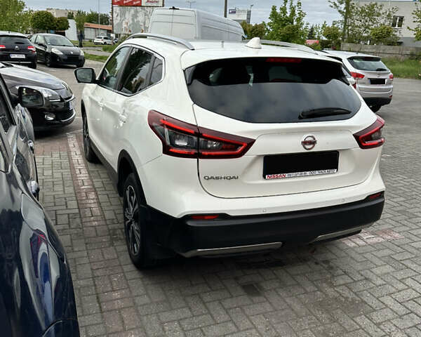 Белый Ниссан Кашкай, объемом двигателя 1.6 л и пробегом 102 тыс. км за 18000 $, фото 7 на Automoto.ua