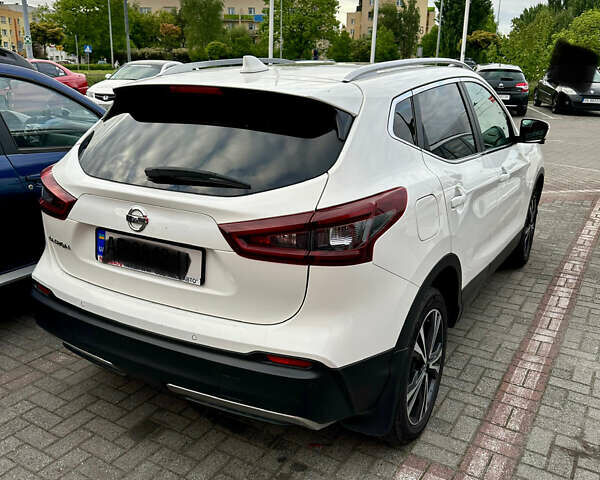 Белый Ниссан Кашкай, объемом двигателя 1.6 л и пробегом 102 тыс. км за 18000 $, фото 2 на Automoto.ua