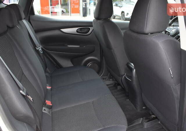 Белый Ниссан Кашкай, объемом двигателя 1.6 л и пробегом 203 тыс. км за 16800 $, фото 6 на Automoto.ua