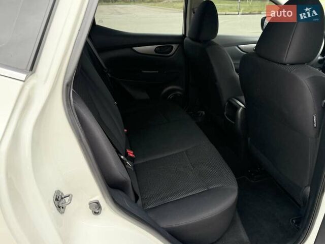 Білий Ніссан Кашкай, об'ємом двигуна 1.2 л та пробігом 40 тис. км за 16500 $, фото 17 на Automoto.ua