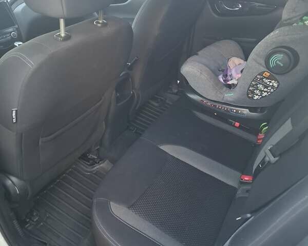 Белый Ниссан Кашкай, объемом двигателя 2 л и пробегом 132 тыс. км за 20000 $, фото 1 на Automoto.ua