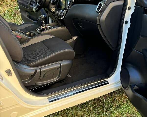 Белый Ниссан Кашкай, объемом двигателя 1.2 л и пробегом 123 тыс. км за 16400 $, фото 9 на Automoto.ua