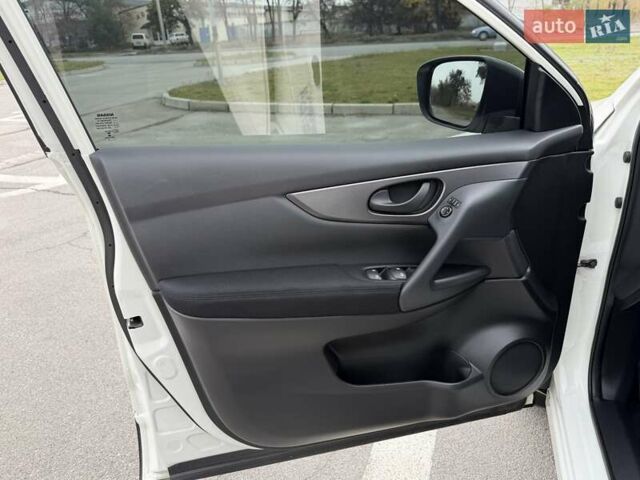 Білий Ніссан Кашкай, об'ємом двигуна 1.2 л та пробігом 40 тис. км за 16500 $, фото 20 на Automoto.ua