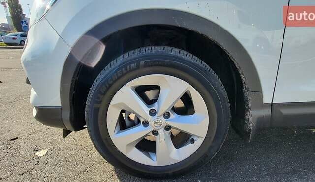 Белый Ниссан Кашкай, объемом двигателя 1.6 л и пробегом 74 тыс. км за 21500 $, фото 26 на Automoto.ua