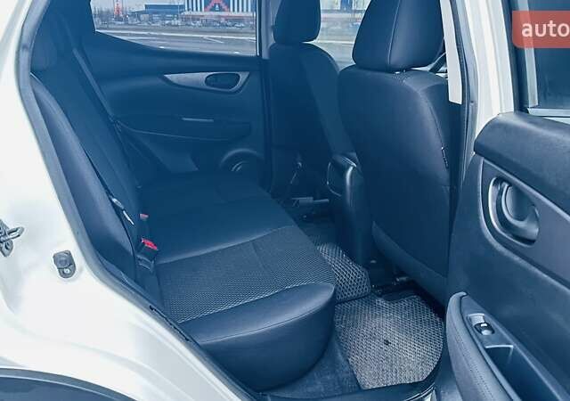 Белый Ниссан Кашкай, объемом двигателя 1.2 л и пробегом 100 тыс. км за 17300 $, фото 7 на Automoto.ua