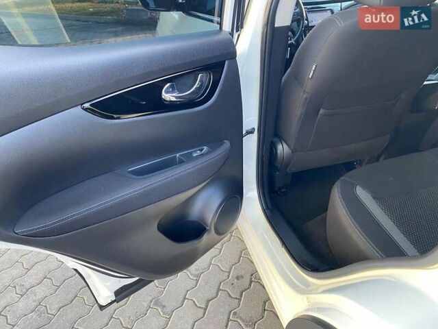 Белый Ниссан Кашкай, объемом двигателя 1.6 л и пробегом 7 тыс. км за 24650 $, фото 33 на Automoto.ua