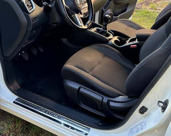 Белый Ниссан Кашкай, объемом двигателя 1.2 л и пробегом 123 тыс. км за 16400 $, фото 7 на Automoto.ua