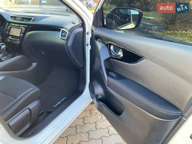 Белый Ниссан Кашкай, объемом двигателя 1.6 л и пробегом 7 тыс. км за 24650 $, фото 24 на Automoto.ua