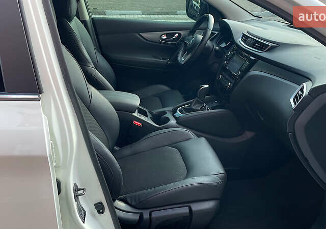 Белый Ниссан Кашкай, объемом двигателя 1.6 л и пробегом 29 тыс. км за 25042 $, фото 5 на Automoto.ua