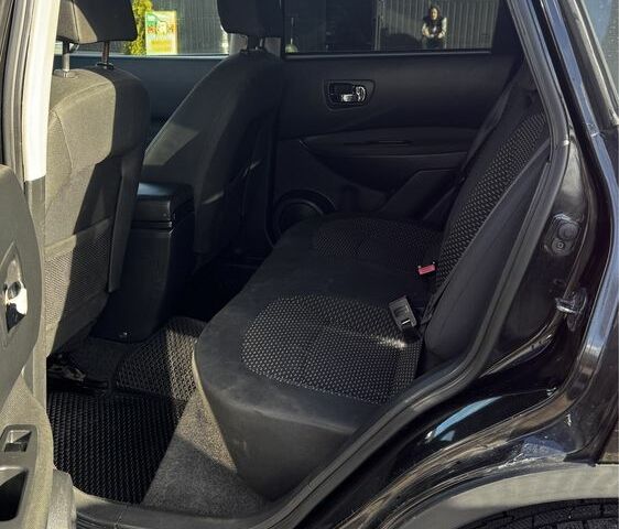 Черный Ниссан Кашкай, объемом двигателя 1.5 л и пробегом 280 тыс. км за 8600 $, фото 7 на Automoto.ua