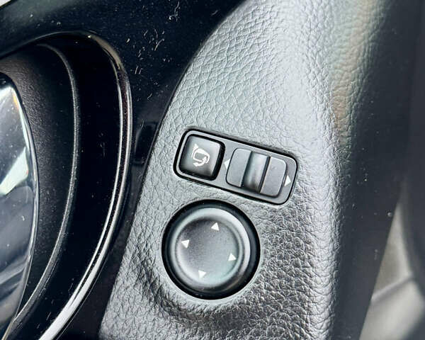 Черный Ниссан Кашкай, объемом двигателя 1.6 л и пробегом 204 тыс. км за 14800 $, фото 28 на Automoto.ua