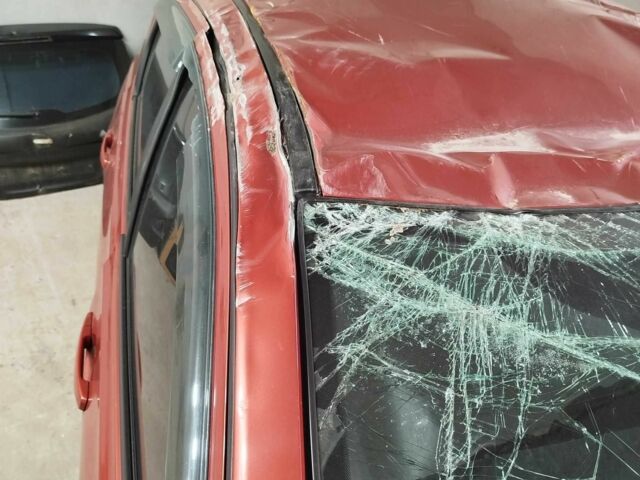 Красный Ниссан Кашкай, объемом двигателя 1.6 л и пробегом 176 тыс. км за 2500 $, фото 2 на Automoto.ua