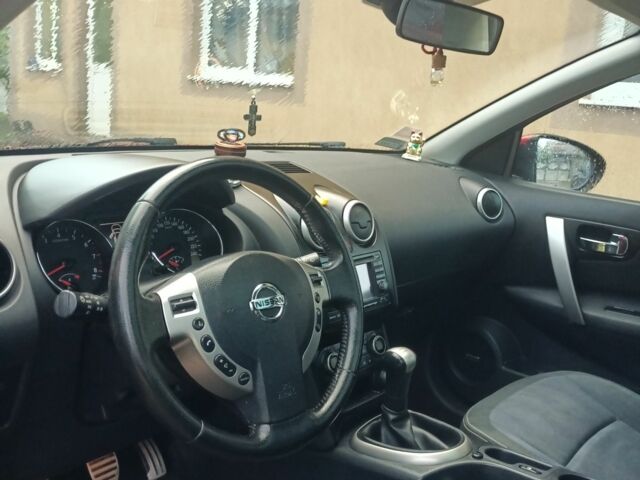 Красный Ниссан Кашкай, объемом двигателя 1.6 л и пробегом 153 тыс. км за 8800 $, фото 6 на Automoto.ua