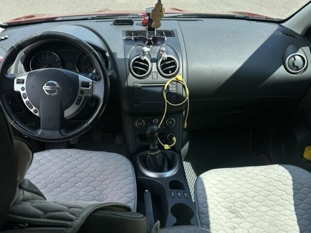 Красный Ниссан Кашкай, объемом двигателя 2 л и пробегом 300 тыс. км за 10000 $, фото 5 на Automoto.ua