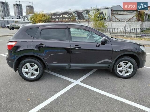 Красный Ниссан Кашкай, объемом двигателя 2 л и пробегом 172 тыс. км за 10500 $, фото 5 на Automoto.ua