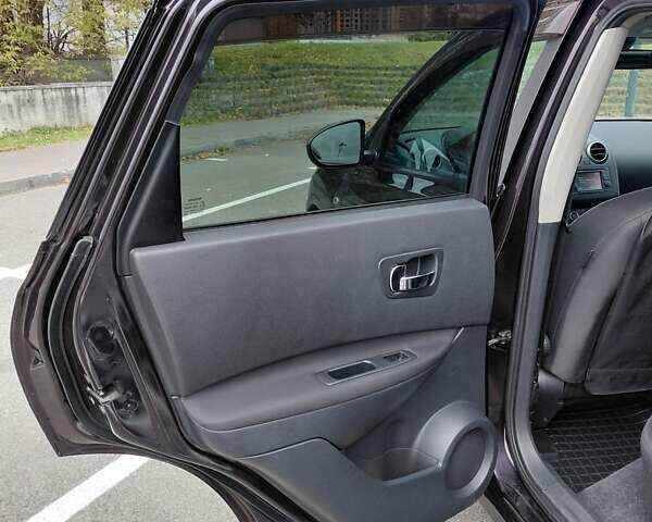 Красный Ниссан Кашкай, объемом двигателя 2 л и пробегом 172 тыс. км за 10500 $, фото 6 на Automoto.ua