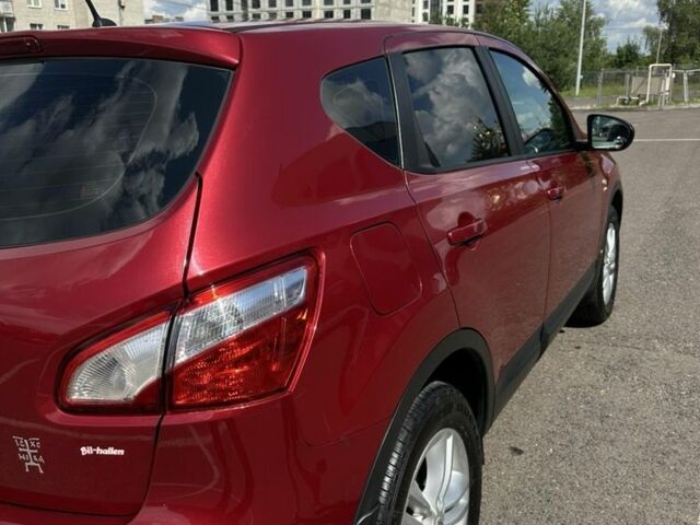 Красный Ниссан Кашкай, объемом двигателя 2 л и пробегом 300 тыс. км за 10000 $, фото 6 на Automoto.ua