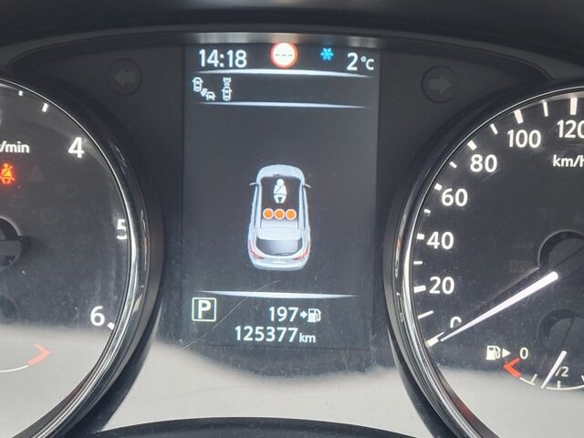 Красный Ниссан Кашкай, объемом двигателя 1.6 л и пробегом 125 тыс. км за 13500 $, фото 10 на Automoto.ua