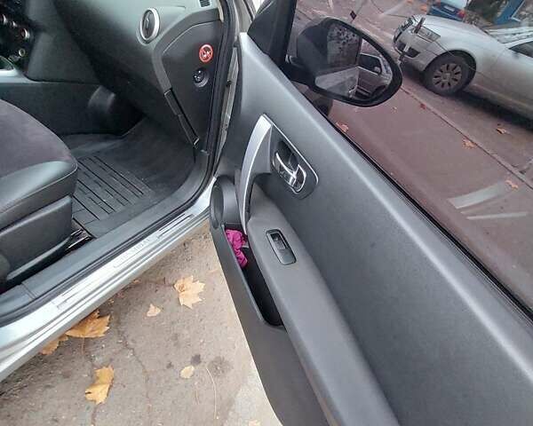 Серый Ниссан Кашкай, объемом двигателя 1.6 л и пробегом 314 тыс. км за 8100 $, фото 13 на Automoto.ua