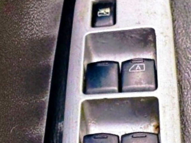 Серый Ниссан Кашкай, объемом двигателя 1.6 л и пробегом 260 тыс. км за 4200 $, фото 11 на Automoto.ua