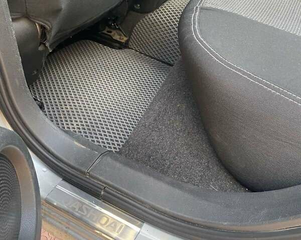 Серый Ниссан Кашкай, объемом двигателя 2 л и пробегом 215 тыс. км за 9000 $, фото 10 на Automoto.ua