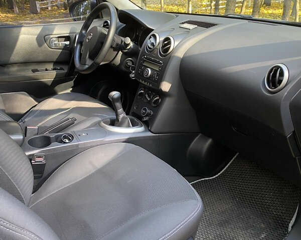 Сірий Ніссан Кашкай, об'ємом двигуна 1.6 л та пробігом 231 тис. км за 8000 $, фото 6 на Automoto.ua