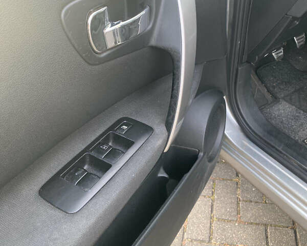 Серый Ниссан Кашкай, объемом двигателя 2 л и пробегом 245 тыс. км за 9600 $, фото 8 на Automoto.ua