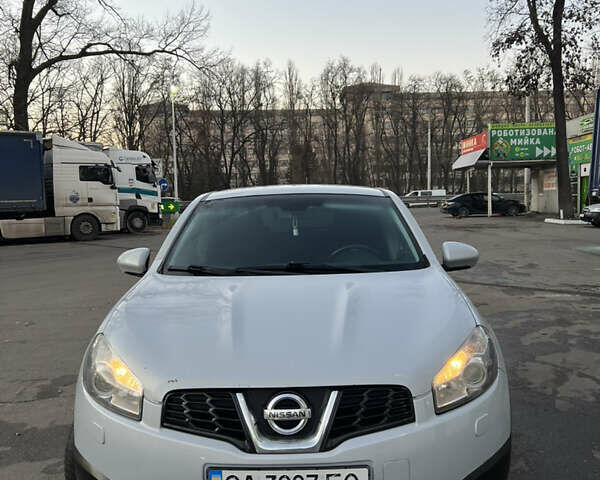 Серый Ниссан Кашкай, объемом двигателя 2 л и пробегом 220 тыс. км за 9500 $, фото 2 на Automoto.ua