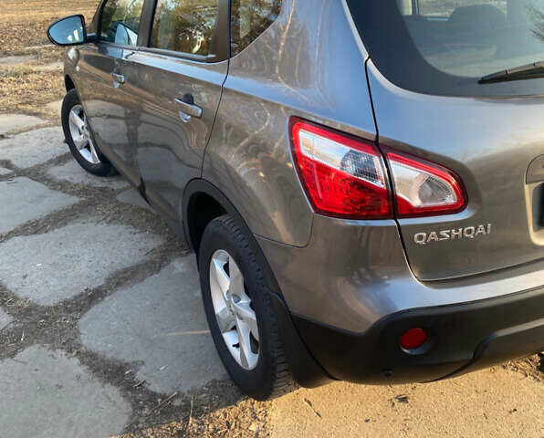 Серый Ниссан Кашкай, объемом двигателя 1.6 л и пробегом 225 тыс. км за 10000 $, фото 7 на Automoto.ua