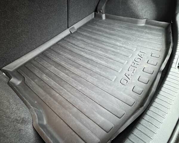 Серый Ниссан Кашкай, объемом двигателя 1.6 л и пробегом 48 тыс. км за 15000 $, фото 12 на Automoto.ua