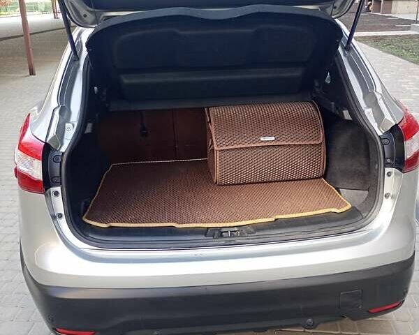 Серый Ниссан Кашкай, объемом двигателя 1.5 л и пробегом 260 тыс. км за 13750 $, фото 4 на Automoto.ua