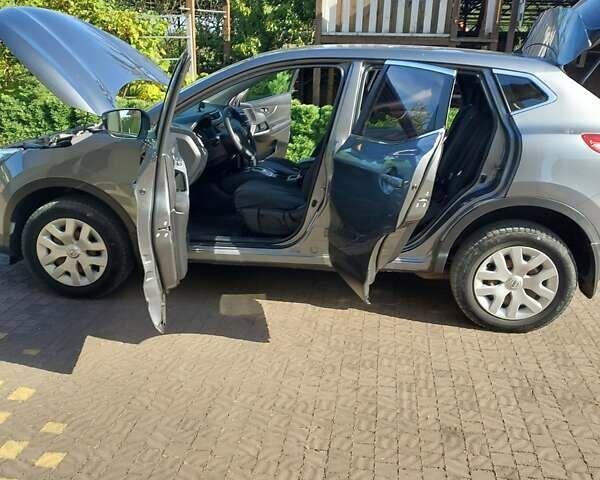 Серый Ниссан Кашкай, объемом двигателя 1.2 л и пробегом 93 тыс. км за 13400 $, фото 19 на Automoto.ua