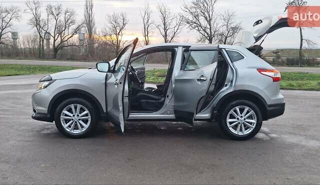 Серый Ниссан Кашкай, объемом двигателя 1.5 л и пробегом 120 тыс. км за 14900 $, фото 92 на Automoto.ua