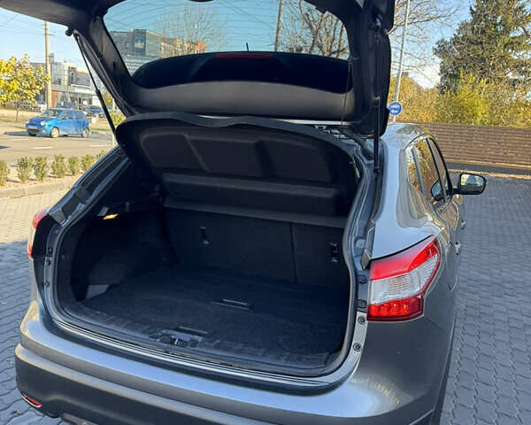 Серый Ниссан Кашкай, объемом двигателя 1.6 л и пробегом 204 тыс. км за 15000 $, фото 5 на Automoto.ua