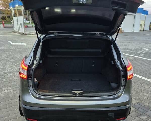 Серый Ниссан Кашкай, объемом двигателя 1.6 л и пробегом 180 тыс. км за 15000 $, фото 5 на Automoto.ua