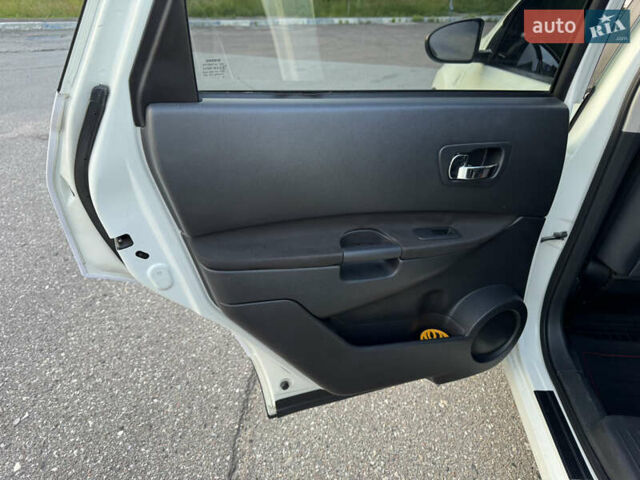 Білий Ніссан Кашкай 2, об'ємом двигуна 1.6 л та пробігом 250 тис. км за 9500 $, фото 13 на Automoto.ua