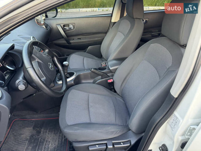 Білий Ніссан Кашкай 2, об'ємом двигуна 1.6 л та пробігом 250 тис. км за 9500 $, фото 17 на Automoto.ua