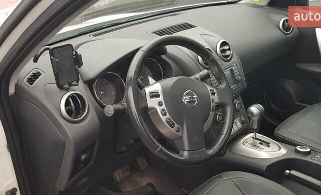 Белый Ниссан Кашкай 2, объемом двигателя 2 л и пробегом 240 тыс. км за 10500 $, фото 7 на Automoto.ua