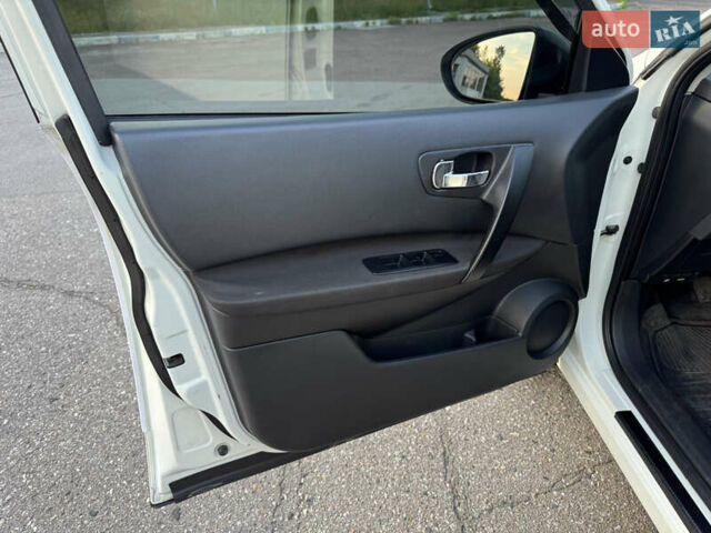 Білий Ніссан Кашкай 2, об'ємом двигуна 1.6 л та пробігом 250 тис. км за 9500 $, фото 18 на Automoto.ua