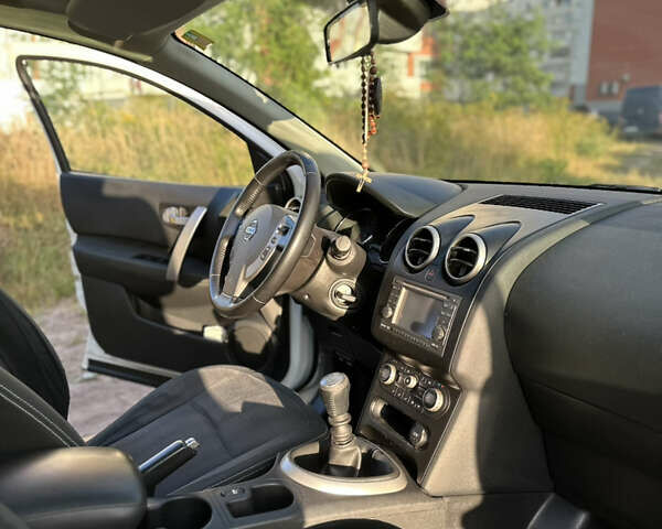Белый Ниссан Кашкай 2, объемом двигателя 1.46 л и пробегом 241 тыс. км за 11200 $, фото 12 на Automoto.ua
