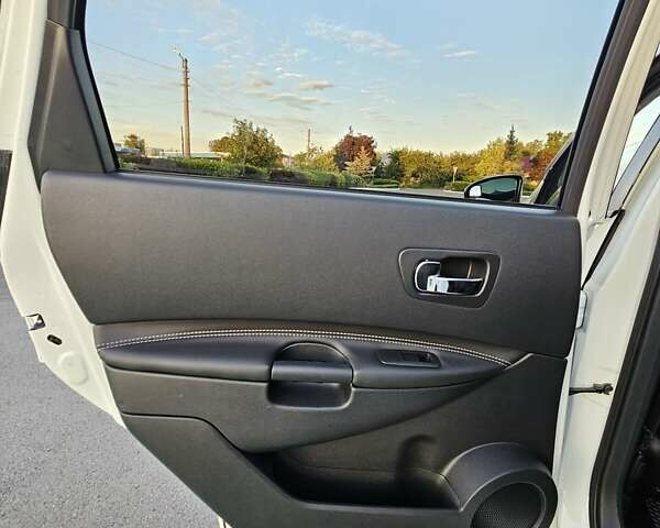 Белый Ниссан Кашкай 2, объемом двигателя 2 л и пробегом 187 тыс. км за 11300 $, фото 69 на Automoto.ua