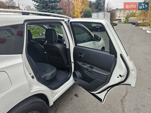 Білий Ніссан Кашкай 2, об'ємом двигуна 2 л та пробігом 187 тис. км за 10900 $, фото 46 на Automoto.ua