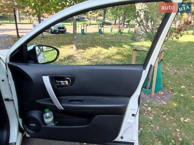 Белый Ниссан Кашкай 2, объемом двигателя 2 л и пробегом 240 тыс. км за 12750 $, фото 51 на Automoto.ua
